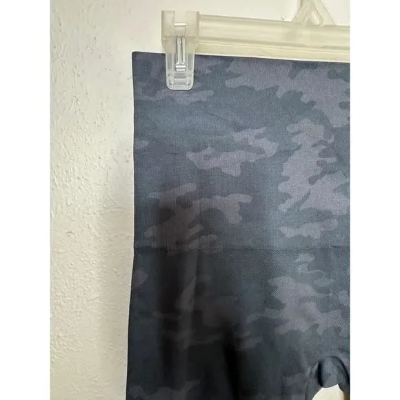 SPANX Woman's  Size 1X Black Camo Smeamless Look At Me Now Leggings - Picture 4 of 9